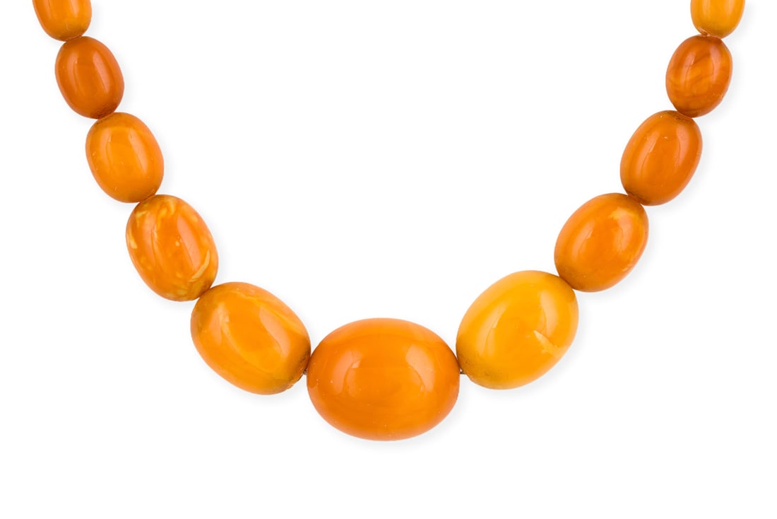 BUTTERSCOTCH BERNSTEIN COLLIER: BUTTERSCOTCH BERNSTEIN COLLIER L.: ca. 60,0 cm. Ges.-Gew.: ca. 31,6 g. Collier, besetzt mit graduiertem, olivfoermigen Butterscotch-Bernstein. Elemente von 5,8 x 5,2 mm bis 23,0 x 19,4 mm. Verschluss