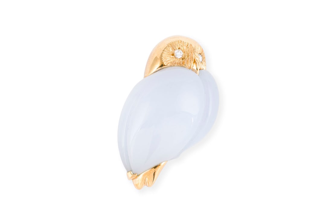 CHALCEDON EULEN BROSCHE: CHALCEDON EULEN BROSCHE GG 750. Masse: ca. 39,1 x 24,2 mm. Ges.-Gew.: ca. 18,6 g. Brosche in Form einer Eule mit einem Koerper aus wohl Chalcedon und Augen aus Brillanten zus. ca. 0.10 ct. G/VVS.
