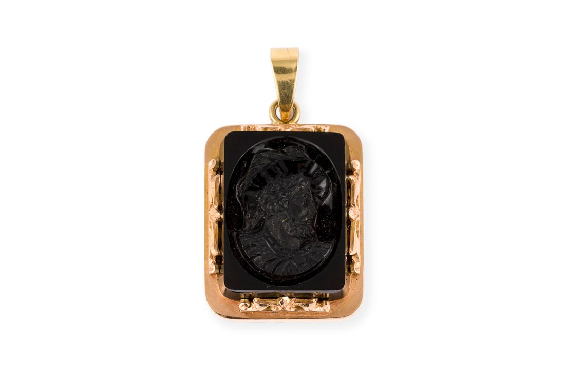 GESCHNITZTER ONYX ANHAENGER: GESCHNITZTER ONYX ANHAENGER GG 750. Masse: ca. 35,3 x 19,8 mm. Ges.-Gew.: ca. 9,9 g. Anhaenger mit einer Kamee aus geschnitztem Onyx mit der Darstellung eines hoefischen Herrns.