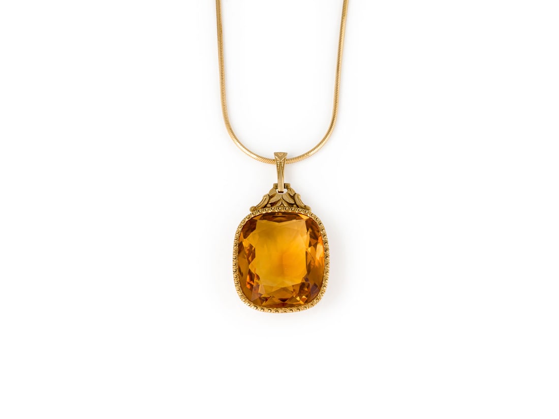 CITRIN COLLIER 40.00 CT.: CITRIN COLLIER 40.00 CT. Kette: GG 585, Anhaenger: GG 585 (getestet). Ges.-Gew.: ca. 22,7 g. Grosser Anhaenger mit einem Golden-Citrin von ca. 41.32 ct. Masse (Anhaenger): L.(inkl. OEse): ca. 46,6 mm,