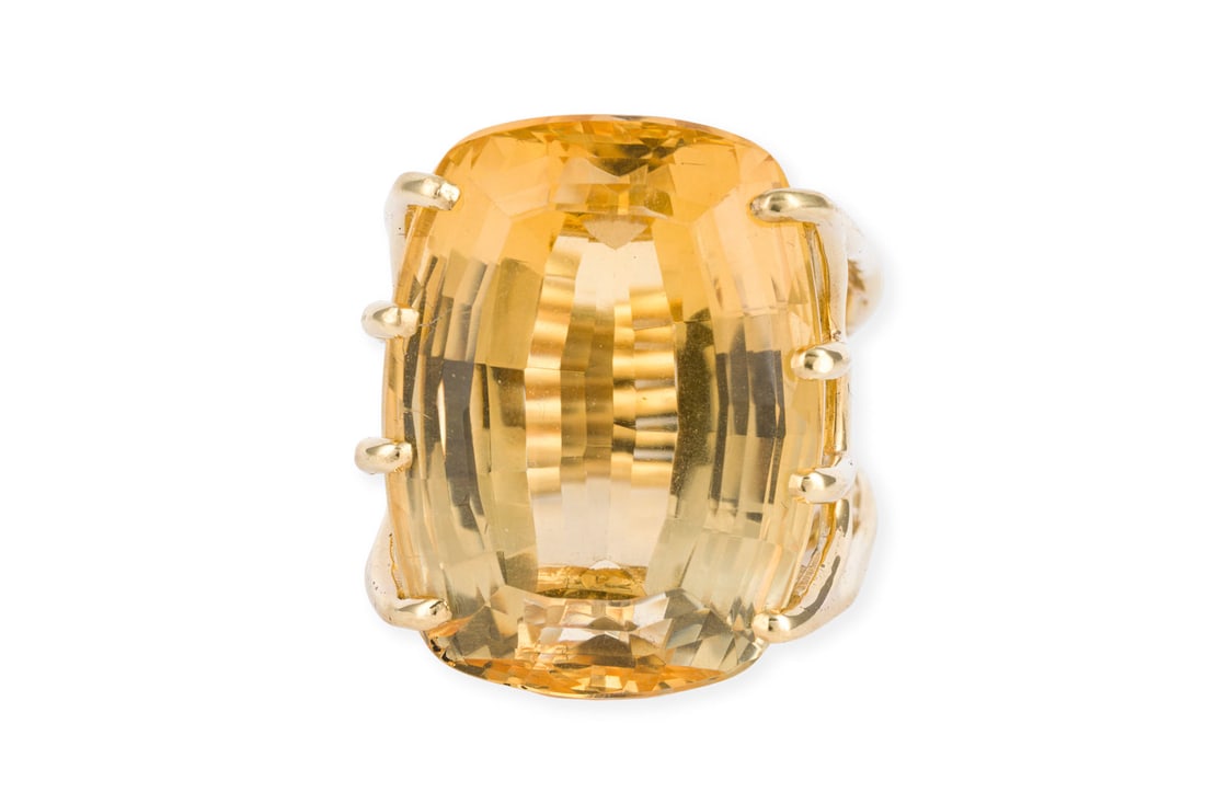 GIGANTISCHER CITRIN RING 41.00 CT.: GIGANTISCHER CITRIN RING 41.00 CT. GG 585 (getestet). Ringmass: ca. 57. Ringkopfmasse: ca. 25,1 x 21,2 x 17,0 mm. Ges.-Gew.: ca. 22,9 g. Gigantischer Ring, besetzt mit einem Citrin von ca. 41.00 ct.