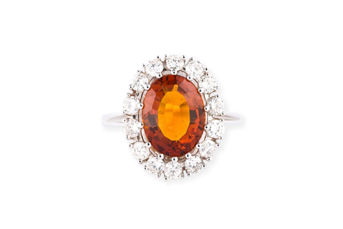 MADEIRA CITRIN COCKTAIL RING: MADEIRA CITRIN COCKTAIL RING WG 585. Ringmass: ca. 58. Ringkopfmasse: ca. 18,5 x 15,0 mm. Ges.-Gew.: ca. 7,3 g. Ring, besetzt mit einem zentralen Madeira-Citrin von ca. 3.00 ct. und einem Kranz aus Br
