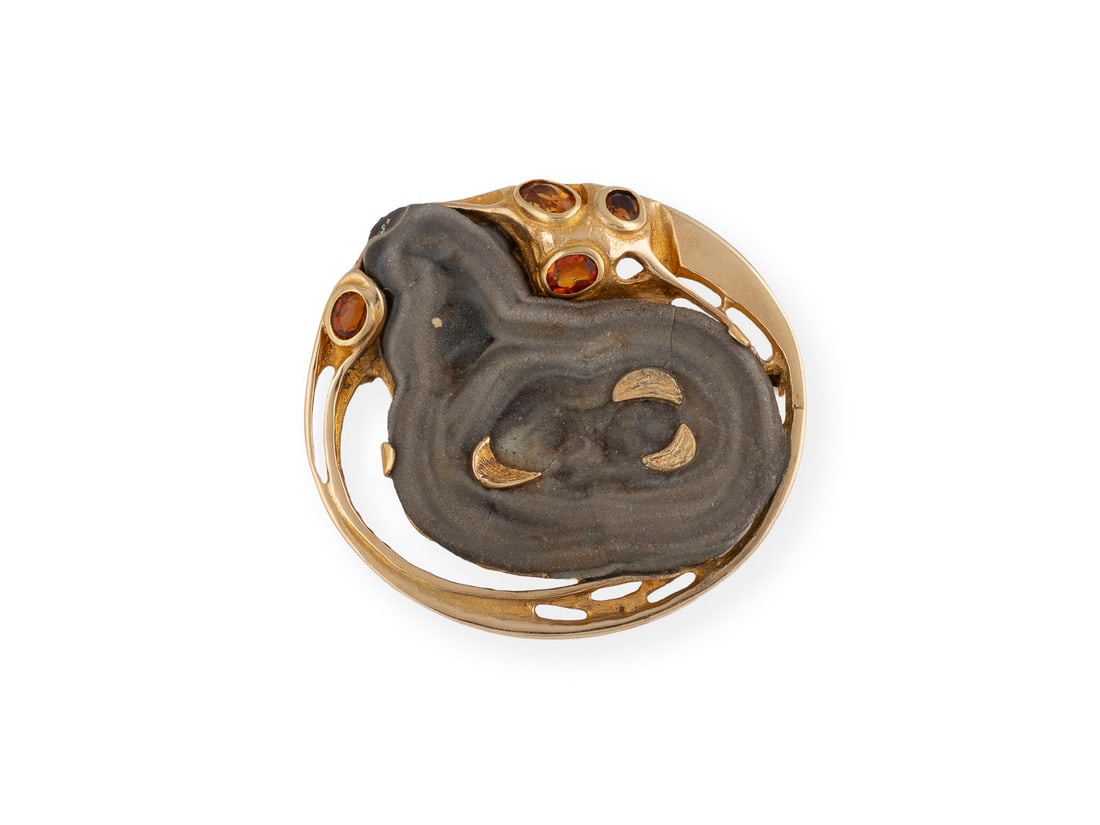 ACHAT BROSCHE: ACHAT BROSCHE GG 585. ca. 4,8 x 4,5 cm. Ges.-Gew.: ca. 19,5 g. oesterreichische Marke fuer Salzburg, Meisterzeichen 'M-S'. Brosche, besetzt mit Achat und vier oval facettierte Citrine, zusammen ca. 1,
