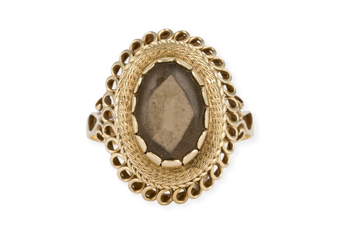 FILIGRANER RING: FILIGRANER RING GG 585. Ringmass: ca. 58. Ringkopfmasse: ca. 20,2 x 15,7 mm. Ges.-Gew.: ca. 4,3 g. Ring, besetzt mit wohl einem Rauchquarz-Cabochon.