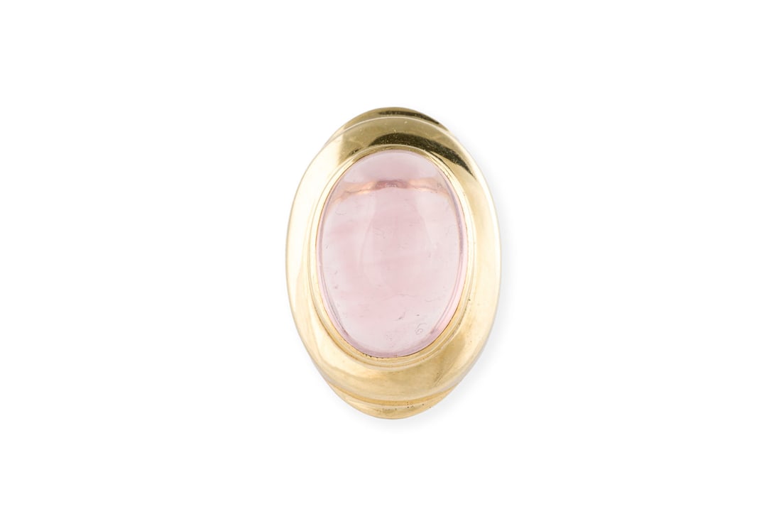 ROSENQUARZ COCKTAIL RING: ROSENQUARZ COCKTAIL RING GG 585. Ringmass: ca. 55. Ringkopfmasse: ca. 26,7 x 18,3 mm. Ges.-Gew.: ca. 8,3 g. Grosser, ovaler Cocktailring, besetzt mit einem rosa Farbstein - wohl Rosenquarz.