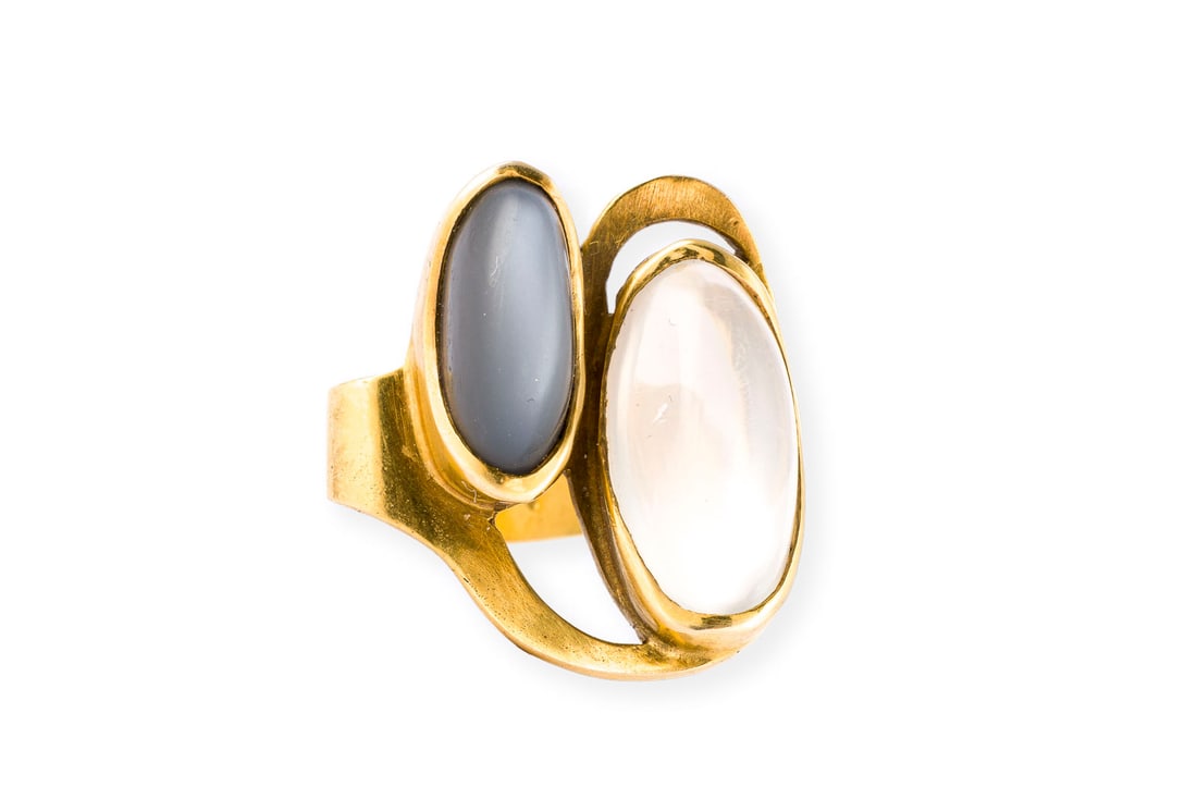 QUARZ DESIGN RING: QUARZ DESIGN RING GG 750. Ringmass: ca. 55. Ringbreite: ca. 25,3 mm. Ges.-Gew.: ca. 13,8 g. Design Ring mit eckiger Ringschiene und zwei Quarz-Cabochons.