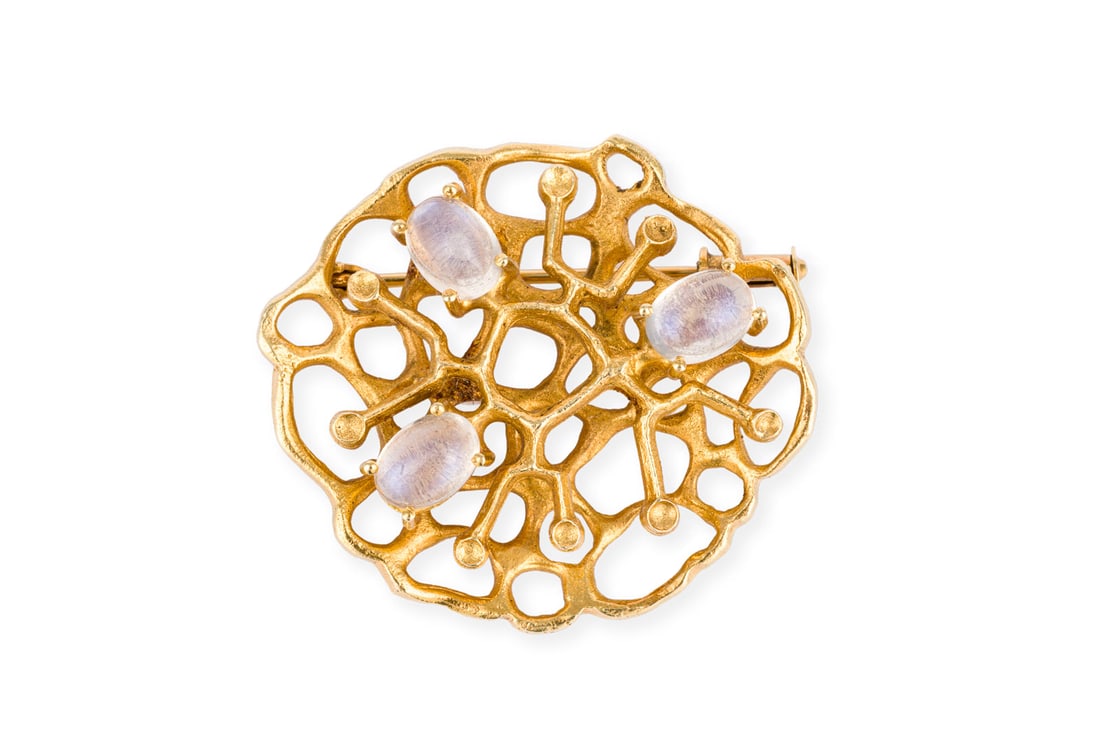 DESIGN MONDSTEIN BROSCHE: DESIGN MONDSTEIN BROSCHE GG 585. Masse: ca. 34,6 x 30,3 mm. Ges.-Gew.: ca. 9,4 g. Designbrosche, besetzt mit drei Mondstein-Cabochons zus. ca. 2.80 ct.