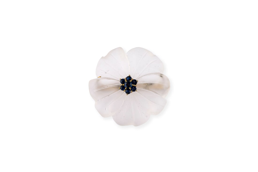 KRISTALL BLUMEN BROSCHE: KRISTALL BLUMEN BROSCHE GG 333. Masse: ca. 30,3 x 30,5 mm. Ges.-Gew.: ca. 8,9 g. Brosche in Form einer Bluete aus wohl Kristall, besetzt mit Saphiren zus. ca. 0.20 ct.