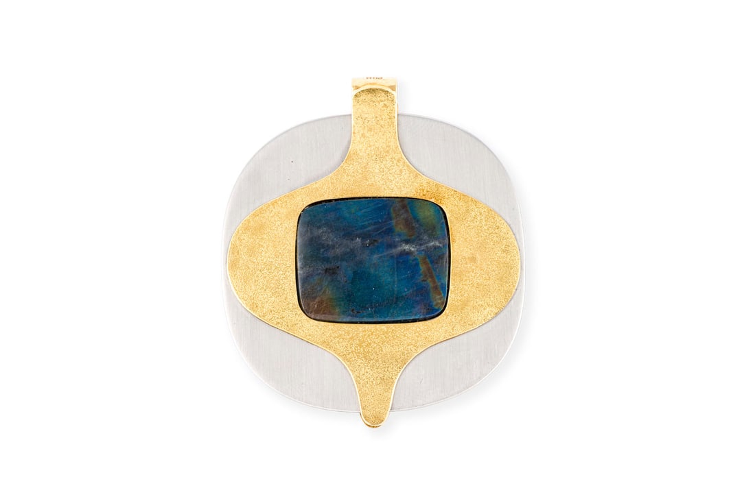 LABRADORIT DESIGN ANHAENGER: LABRADORIT DESIGN ANHAENGER Edelstahl, GG 750. Masse: ca. 57,3 x 48,9 mm. Ges.-Gew.: ca. 36,3 g. Design Anhaenger, besetz mit einem zentralen Labradorit und feiner Ziselierung auf der Rueckseite.