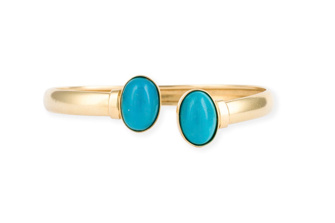 TUERKIS ARMREIF: TUERKIS ARMREIF GG 750. D.(innen): ca. 56,0 mm. Ges.-Gew.: ca. 14,9 g. Armreif, besetzt mit Tuerkis-Cabochons zus. ca. 10.00 ct. Min. verbogen.