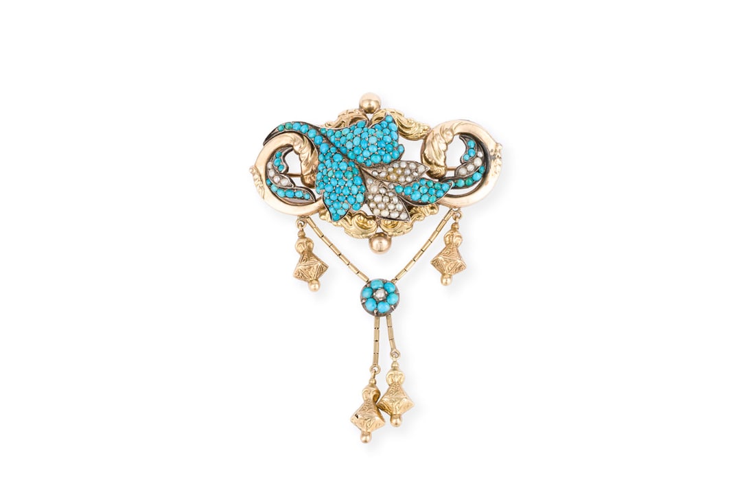 SCHMUCKVOLLE JUGENDSTIL BROSCHE: SCHMUCKVOLLE JUGENDSTIL BROSCHE GG 585 (getestet). Masse: ca. 55,0 x 77,0 mm. Ges.-Gew.: ca. 14,4 g. Broschen-Anhaenger, besetzt mit Tuerkis-Cabochons und Perlen. Min. rest., best. und ber.