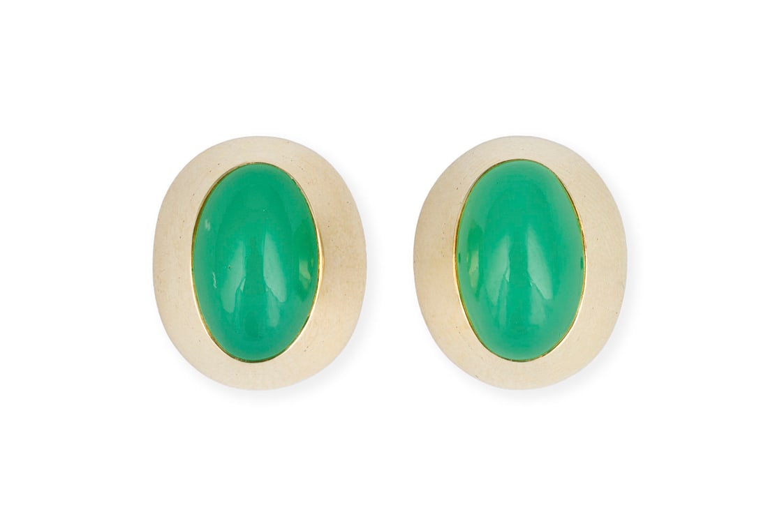 CHRYSOPRAS OHRRINGE: CHRYSOPRAS OHRRINGE GG 585. Masse: ca. 13,8 x 11,6 mm. Ges.-Gew.: ca. 5,6 g. Ohrringe, besetzt mit Chrysopras-Cabochons zus. ca. 5.30 ct. Schraubverschluss.