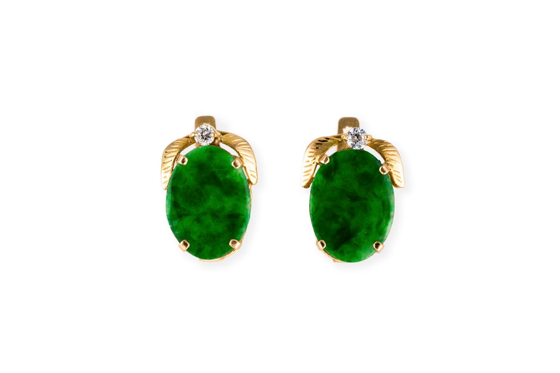 JADE CLIPSTECKER: JADE CLIPSTECKER GG 750. Masse: ca. 16,4 x 11,5 mm. Ges.-Gew.: ca. 3,0 g. Ohr-Clipstecker, besetzt mit Jade und Diamanten zus. ca. 0.12 ct.