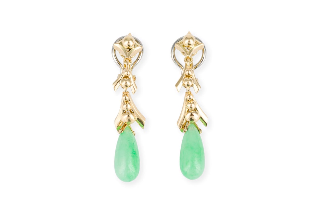 JADE OHRHAENGER: JADE OHRHAENGER GG 585. Masse: L.: ca. 42,5 mm. B.: ca. 8,6 mm. Ges.-Gew.: ca. 9,3 g. Ohr-Clip-Stecker, besetzt mit Jadeit in Tropfenform.
