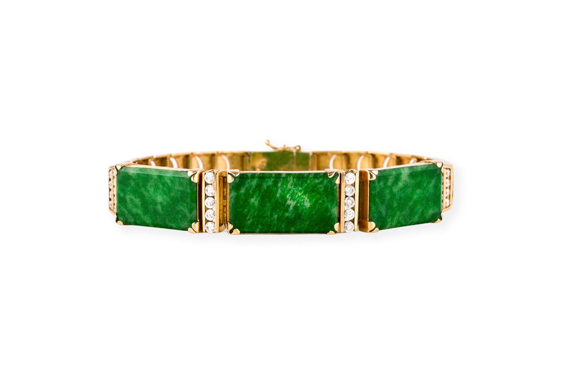 JADE ARMBAND: JADE ARMBAND GG 585 (getestet). L.: ca. 16,0 cm. B.: ca. 11,5 mm. Ges.-Gew.: ca. 20,7 g. Armband, besetzt mit Jade und Cubic Zirkonia. Kastenschloss mit Sicherheitsacht und Sicherheitskette.