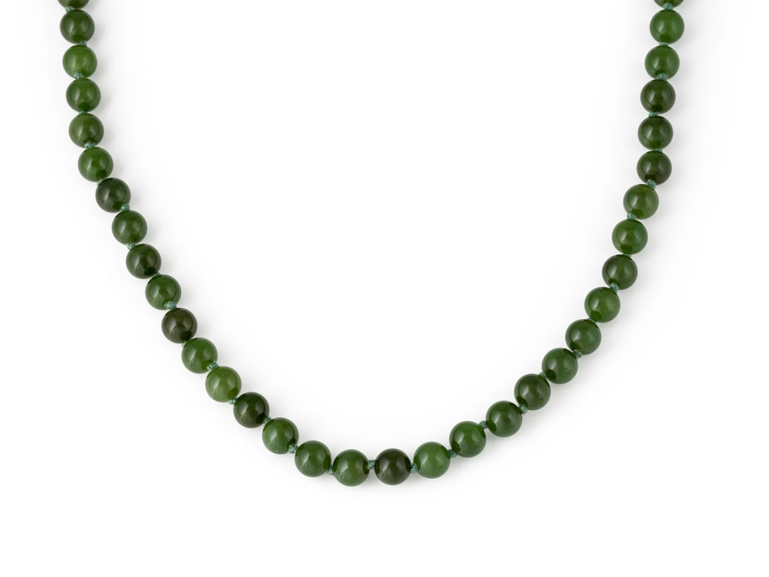 NEPHRIT-JADE COLLIER: NEPHRIT-JADE COLLIER GG 750. L.: ca. 70,0 cm. Ges.-Gew.: ca. 64,5 g. Collier aus Nephrit-Kugeln. D.(Kugel): ca. 8,3 mm.