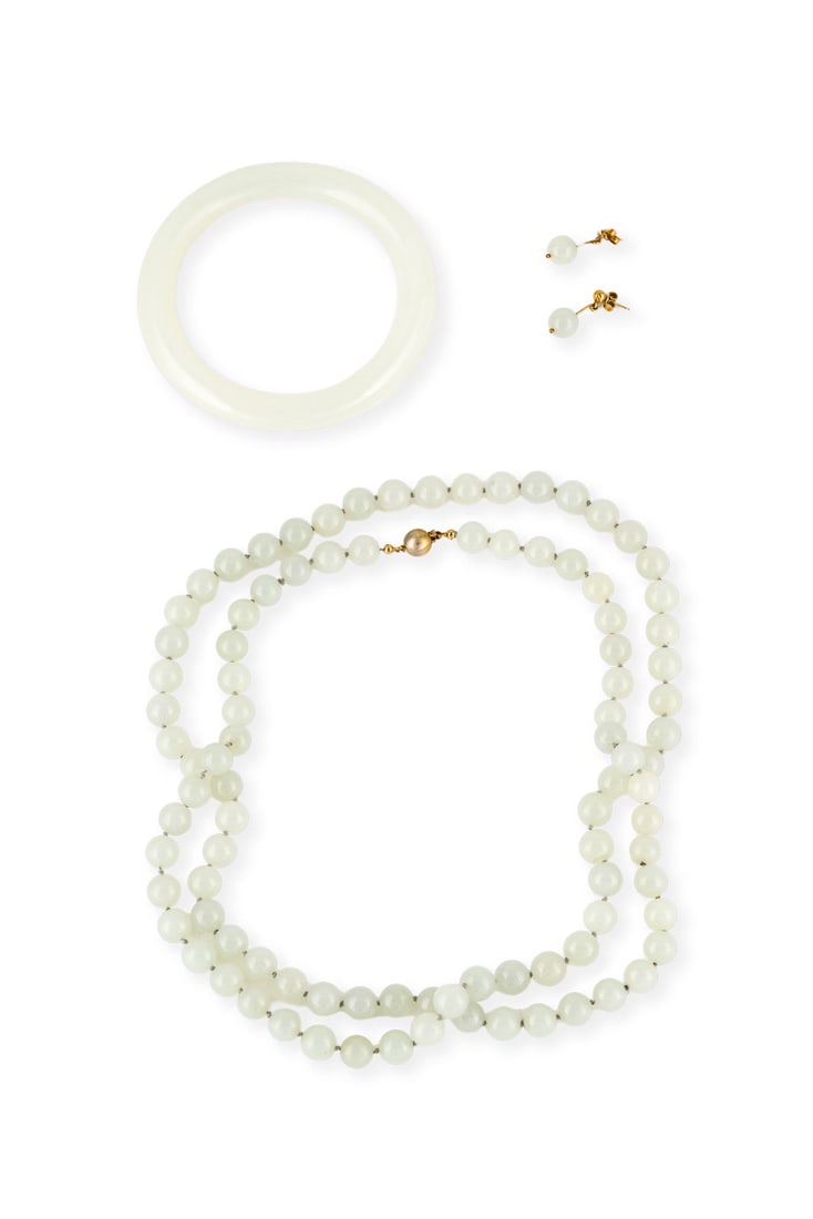 3-TEILIGES JADE SCHMUCK SET: 3-TEILIGES JADE SCHMUCK SET GG 585. Ges.-Gew.: ca. 185,8 g. Schmuckset, bestehend aus einem Collier aus Jadekugeln (D.:ca. 9,4 mm. L.. ca. 100,0 cm.), einem Jadearmreif (D.(innen): ca. 68,0 mm). Ein