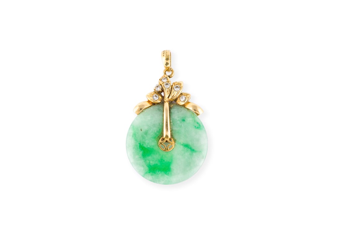 JADE ANHAENGER: JADE ANHAENGER GG 750. Masse: ca. 35,2 x 20,8 mm. Ges.-Gew.: ca. 3,2 g. Jade-Anhaenger besetzt mit Brillanten zus. ca. 0.06 ct.