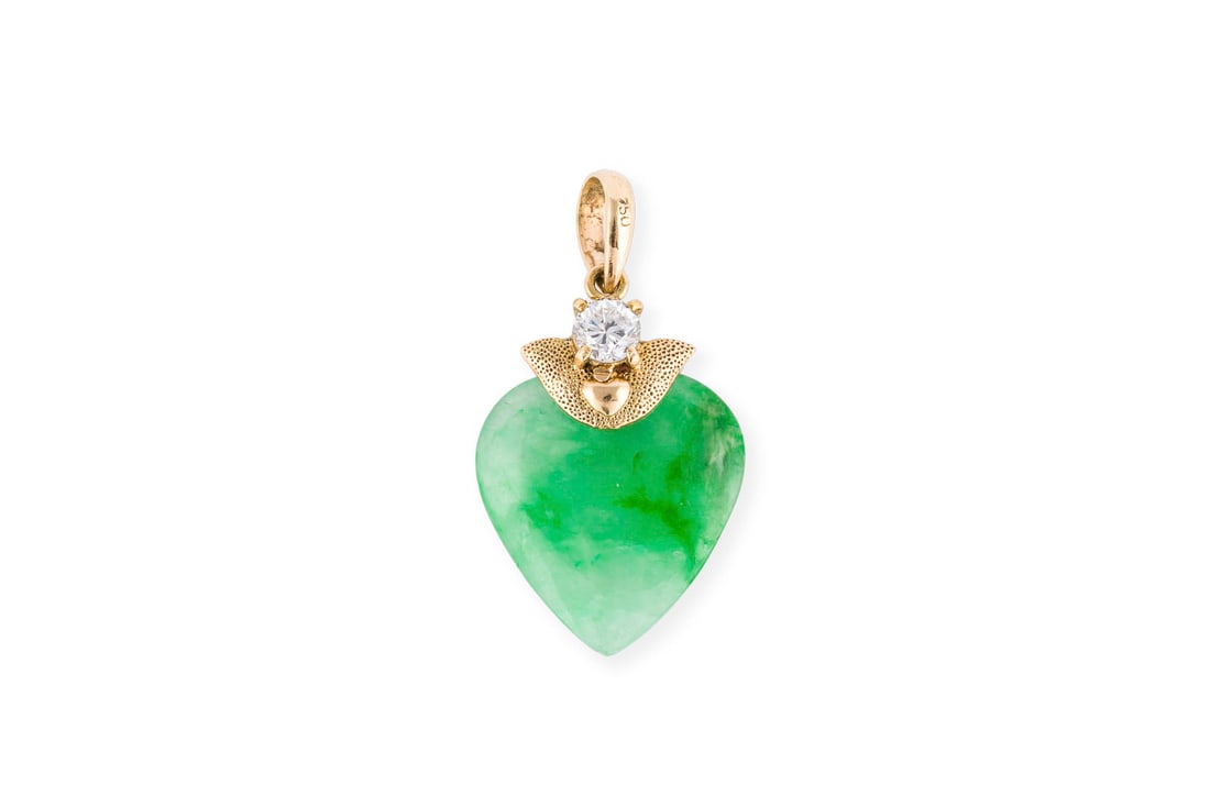 JADE HERZ ANHAENGER: JADE HERZ ANHAENGER GG 750. Masse: ca. 37,0 x 20,0 mm. Ges.-Gew.: ca. 5,5 g. Anhaenger mir einem Herzen aus Jade und einem Cubic Zirkonia.