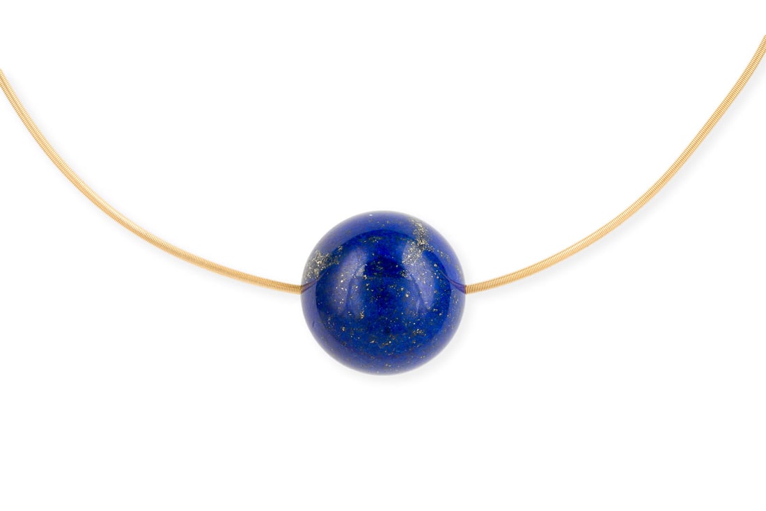 LAPIS LAZULI COLLIER 'NIESSING': LAPIS LAZULI COLLIER 'NIESSING' GG 750. Masse: L.: ca. 48,0 cm. Ges.-Gew.: ca. 22,0 g. Design Collier von Niessing, mit grosser Lapislazuli Kugel. D.(Kugel): ca. 23,3 mm.