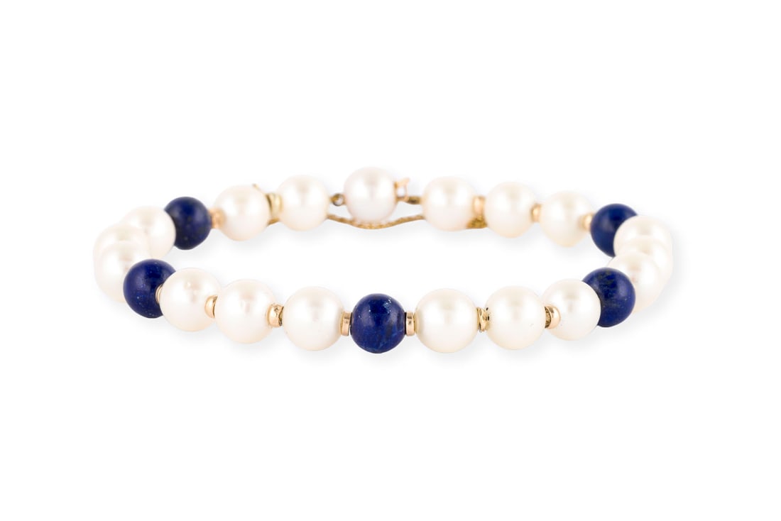 LAPIS LAZULI PERLEN ARMBAND: LAPIS LAZULI PERLEN ARMBAND GG 585. L.: ca. 22,5 cm. Ges.-Gew.: ca. 22,4 g. Armband, besetzt mit Perlen (D.: ca. 8,5-8,7 mm), Kugeln aus Lapislazuli und Zwischenelemente aus Goldringen. Integriertes