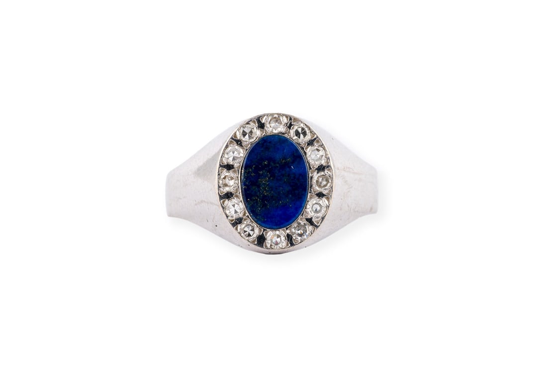 LAPIS LAZULI SIEGELRING: LAPIS LAZULI SIEGELRING WG 585. Ringmass: ca. 55. Ringbreite: ca. 12,9 mm. Ges.-Gew.: ca. 5,9 g. Ring, besetzt mit einem zentralen Lapislazuli und einem Kranz aus Diamanten im 8/8-Schliff zus. ca.