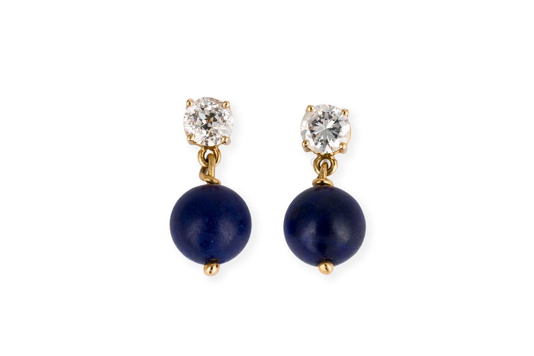 LAPIS LAZULI BRILLANT OHRHAENGER: LAPIS LAZULI BRILLANT OHRHAENGER GG 750. Masse: ca. 17,8 x 8,2 mm. Ges.-Gew.: ca. 3,6 g. Ohrstecker, besetzt mit Lapislazuli-Kugeln und Diamanten im Brillant- und Altschliff zus. ca. 0.80 ct. G-H/SI.