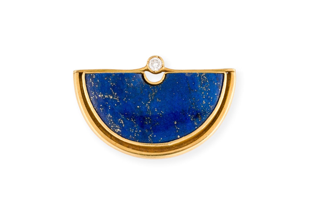 HALBTORUS LAPIS LAZULI BROSCHE: HALBTORUS LAPIS LAZULI BROSCHE GG 750. Masse: ca. 39,7 x 25,5 mm. Ges.-Gew.: ca. 13,6 g. Halbtorusfoermige Brosche, besetzt mit einem glatt polierten, halbtorusfoermig ausgearbeiteten Lapislazuli und 