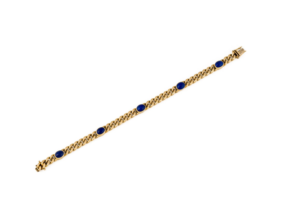 LAPIS LAZULI PANZER ARMBAND: LAPIS LAZULI PANZER ARMBAND GG 585. Masse: L.: ca. 20,0 cm. B.: ca. 6,6 mm. Ges.-Gew.: ca. 25,2 g. Panzerarmband, besetzt mit 5 Lapislazuli Cabochons ? ca. 1.00 ct. Steckverschluss mit doppeltem