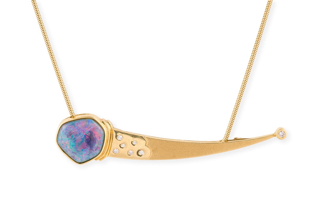 FUTURISTISCHES OPAL COLLIER: FUTURISTISCHES OPAL COLLIER GG 750. L.: ca. 42,0 cm. Anhaenger: ca. 82,9 x 18,5 mm. Ges.-Gew.: ca. 23,5 g. Collier mit einem abnehmbaren Broschen-Anhaenger, besetzt mit einer Opal-Doublette und
