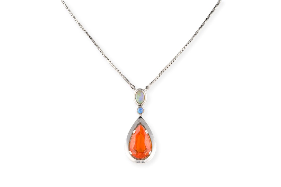 OPAL COLLIER: OPAL COLLIER WG 585/750 (getestet). L.: ca. 47,0 cm. Ges.-Gew.: ca. 15,7 g. Collier mit integriertem, tropfenfoermigen Anhaenger, besetzt mit einem orangenen Farbstein und kleinen Opal-Cabochons.