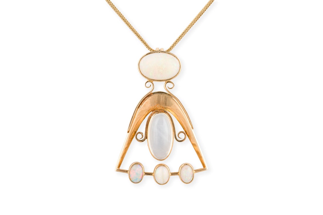 FUTURISTISCHES OPAL COLLIER: FUTURISTISCHES OPAL COLLIER GG 585/750. Masse: L.: ca. 51,0 cm. Ges.-Gew.: ca. 18,5 g. Collier mit Anhaenger, besetzt mit einem zentralen Mondstein-Cabochon von ca. 7.85 ct., sowie einem Voll-Opal