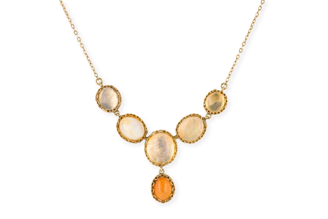 OPAL COLLIER: OPAL COLLIER GG 585. L.: ca. 36,5 cm. Ges.-Gew.: ca. 12,2 g. Collier mit integriertem Anhaenger, besetzt mit wohl Opal-Cabochons. Karabinerverschluss.