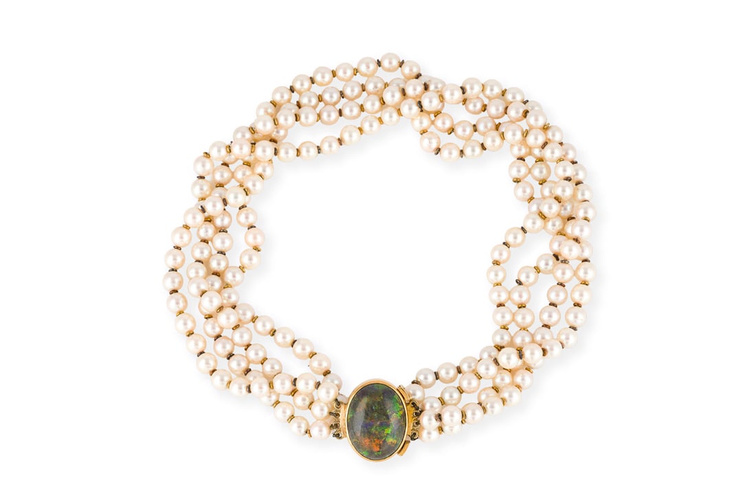 LUXURIOESER OPAL PERLEN CHOKER: LUXURIOESER OPAL PERLEN CHOKER GG 750. L.: ca. 40,5 cm. B.: ca. 26,5 mm. Ges.-Gew.: ca. 113,3 g. 4-Straengiger Perlen-Choker mit goldenen Zwischenringen und einem grossen Opal-Verschluss