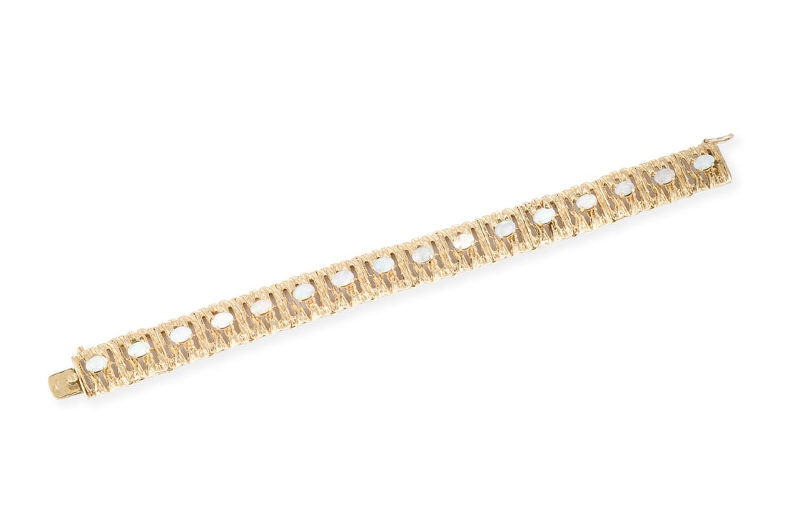 OPAL ARMBAND: OPAL ARMBAND GG 585 (getestet). Masse: L.: ca. 18,5 cm. B.: ca. 14,2 mm. Ges.-Gew.: ca. 35,2 g. Armband, besetzt mit Opalen zus. ca. 5.12 ct. Kastenschloss mit Sicherheitsacht.