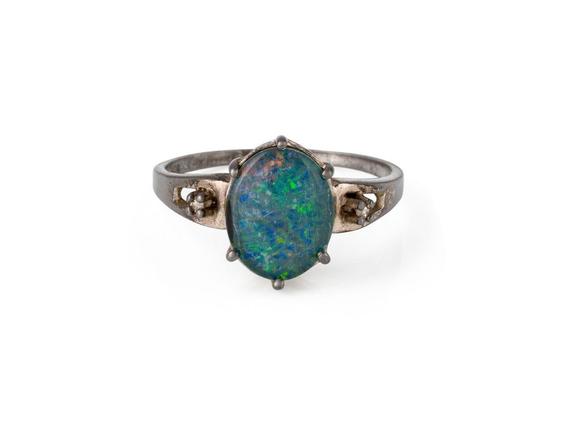 OPAL RING: OPAL RING WG 333. Ringmass: ca. 53. Ringkopfmasse: ca. 11,6 mm x 8,2 mm. Ges.-Gew.: ca. 2,4 g. Ring, besetzt mit einer ovalen Opal-Doublette.