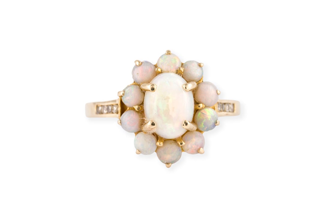 OPAL HALO RING: OPAL HALO RING GG 585 (getestet). Ringmass: ca. 57. Ringkopfmasse: ca. 12,9 x 14,2 mm. Ges.-Gew.: ca. 3,5 g. Ring, besetzt mit Opalen zus. ca. 2.10 ct. und Diamanten auf der Ringschiene zus. ca. 0.04