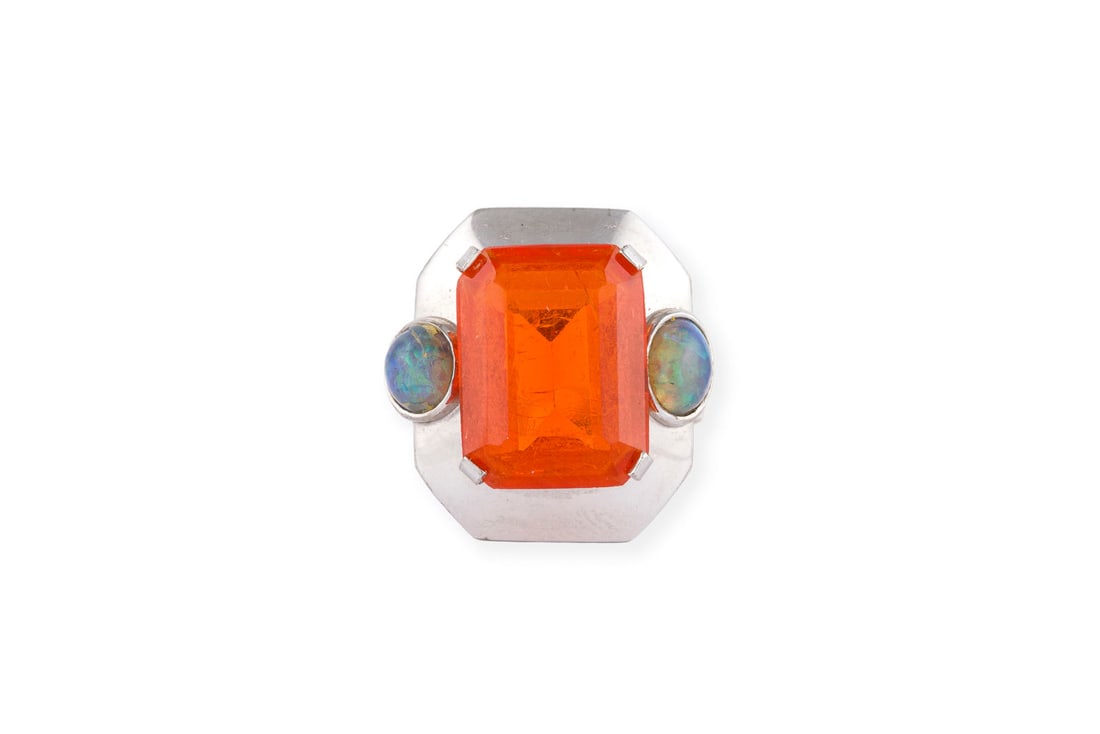 OPAL RING: OPAL RING WG 585. Ringmass: ca. 51. Ringkopfmasse: ca. 17,0 x 16,8 mm. Ges.-Gew.: ca. 4,9 g. Ring, besetzt mit einem zentralen, orangenen Farbstein - wohl Feueropal - flankiert von zwei
