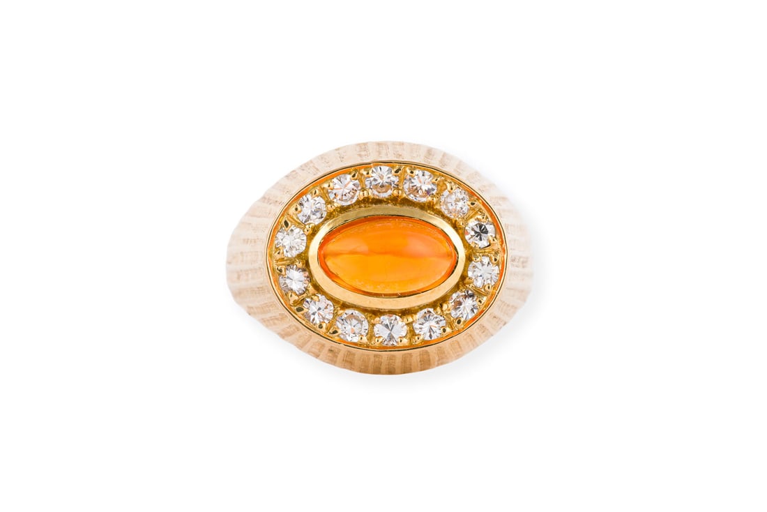 FEUEROPAL RING: FEUEROPAL RING GG 750. Ringmass: ca. 52. Ringbreite: ca. 14,4 mm. Ges.-Gew.: ca. 8,1 g. Ring, besetzt mit einem zentralen, orangenen Farbstein - sehr wohl Feueropal - und einem Kranz aus Brillanten