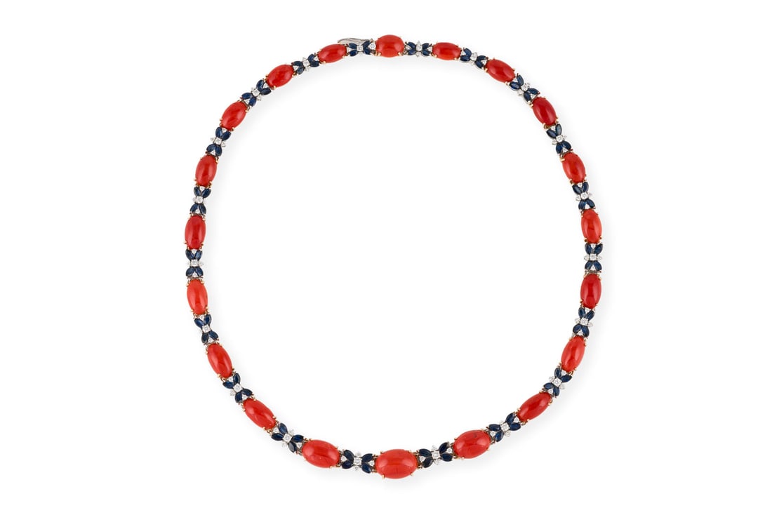 KORALLEN SAPHIR COLLIER Bitte beachten Sie, dass aufgrund der aktuellen Cites-Bestimmungen fuer: KORALLEN SAPHIR COLLIER WG/GG 750. L.: ca. 43,0 cm. Ges.-Gew.: ca. 38,5 g. Collier aus Mittelmeer-Korallen-Cabochons, verbunden durch Saphire zus. ca. 12.00 ct. und Brillanten zus. ca. 1.90 ct. Bitte