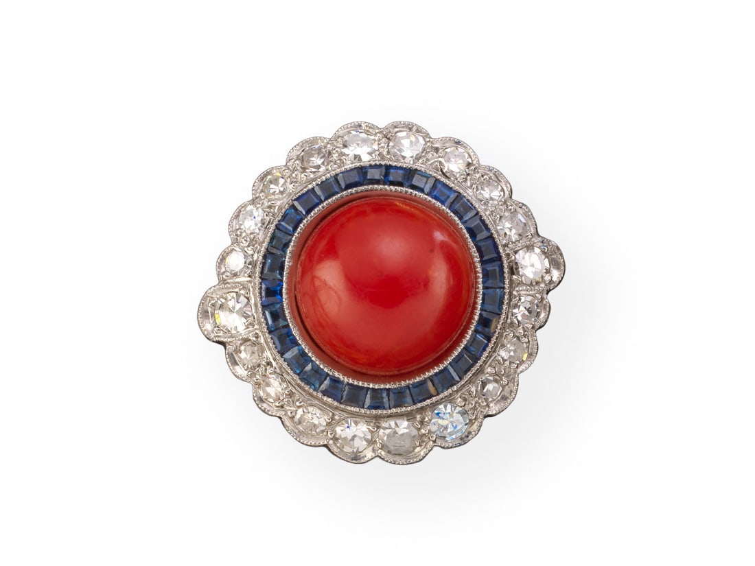 KORALLEN BLUMEN RING Bitte beachten Sie, dass aufgrund der aktuellen Cites-Bestimmungen fuer Objekte: KORALLEN BLUMEN RING PT. Ringmass: ca. 57. Ges.-Gew.: ca. 10,5 g. Ein Cabochon aus Koralle, umrahmt von Saphiren und Brillanten im Blumenform. Bitte beachten Sie, dass aufgrund der aktuellen
