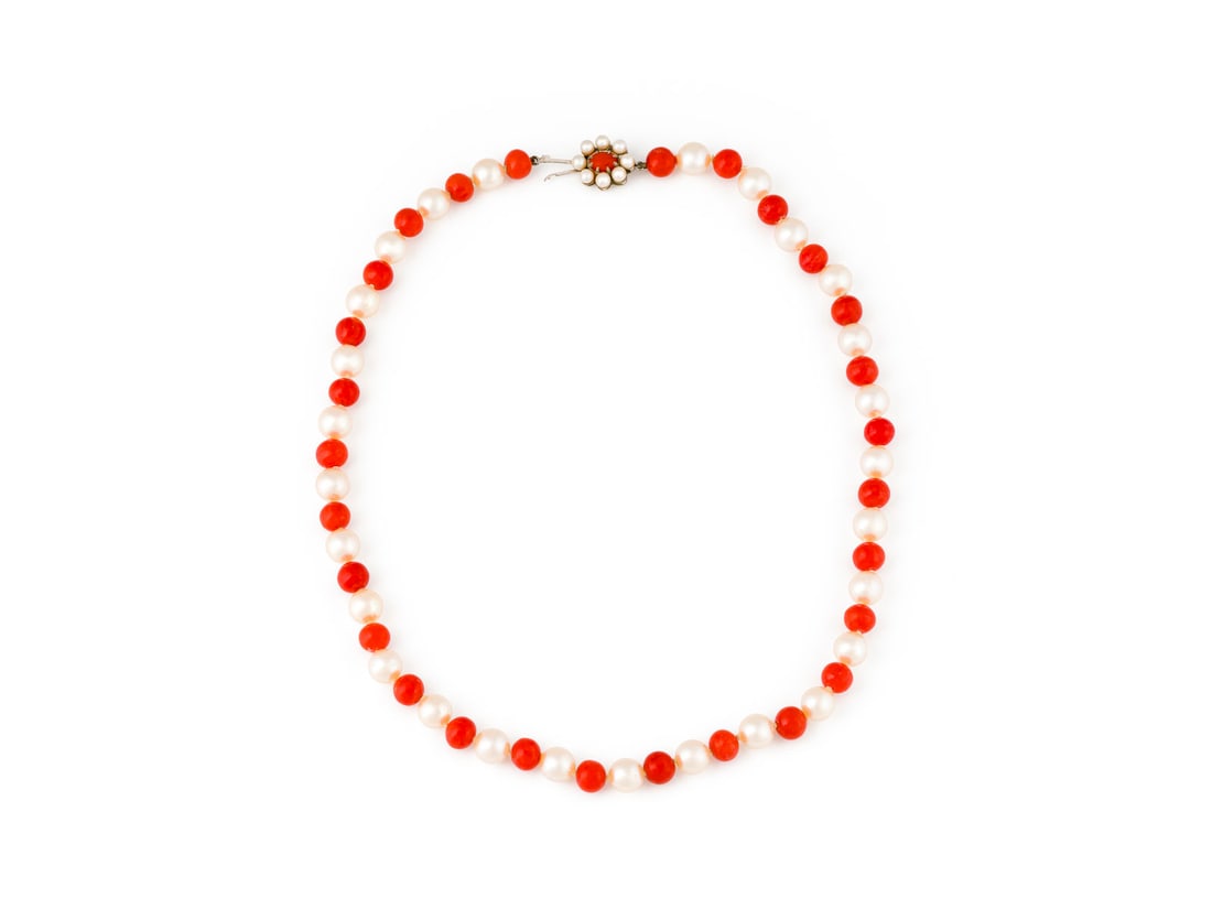 KORALLEN PERLEN COLLIER Bitte beachten Sie, dass aufgrund der aktuellen Cites-Bestimmungen fuer: KORALLEN PERLEN COLLIER WG 585. L.: ca. 46,0 cm. Ges.-Gew.: ca. 39,3 g. Collier, besetzt mit Korallenkugeln und Perlen im Wechsel. D.:(Perle): ca. 8,0-8,2 mm. D.(Korallenkugel): ca. 7,2-7,5 mm. Bitte