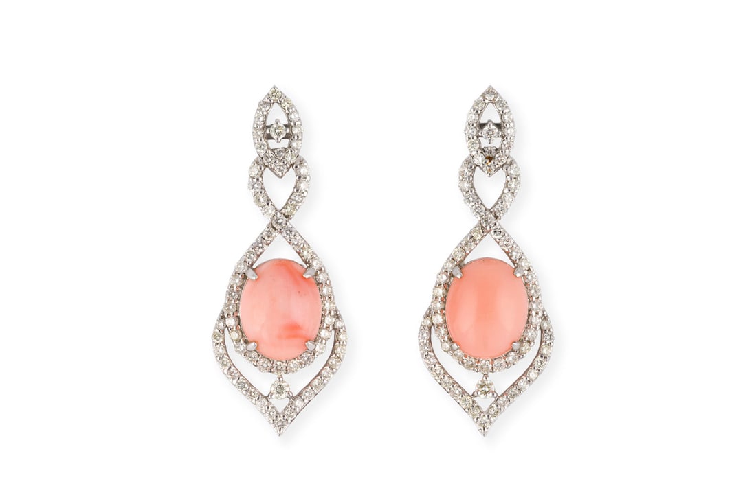ELEGANTE KORALLEN OHRHAENGER Bitte beachten Sie, dass aufgrund der aktuellen Cites-Bestimmungen fuer: ELEGANTE KORALLEN OHRHAENGER WG 585. L.: ca. 43,0 mm. Ges.-Gew.: ca. 9,5 g. Korallenohrhaenger mit geometrisch angeordneten Diamanten zus. ca. 2.14 ct. Ein Stecker fehlt. Bitte beachten Sie, dass