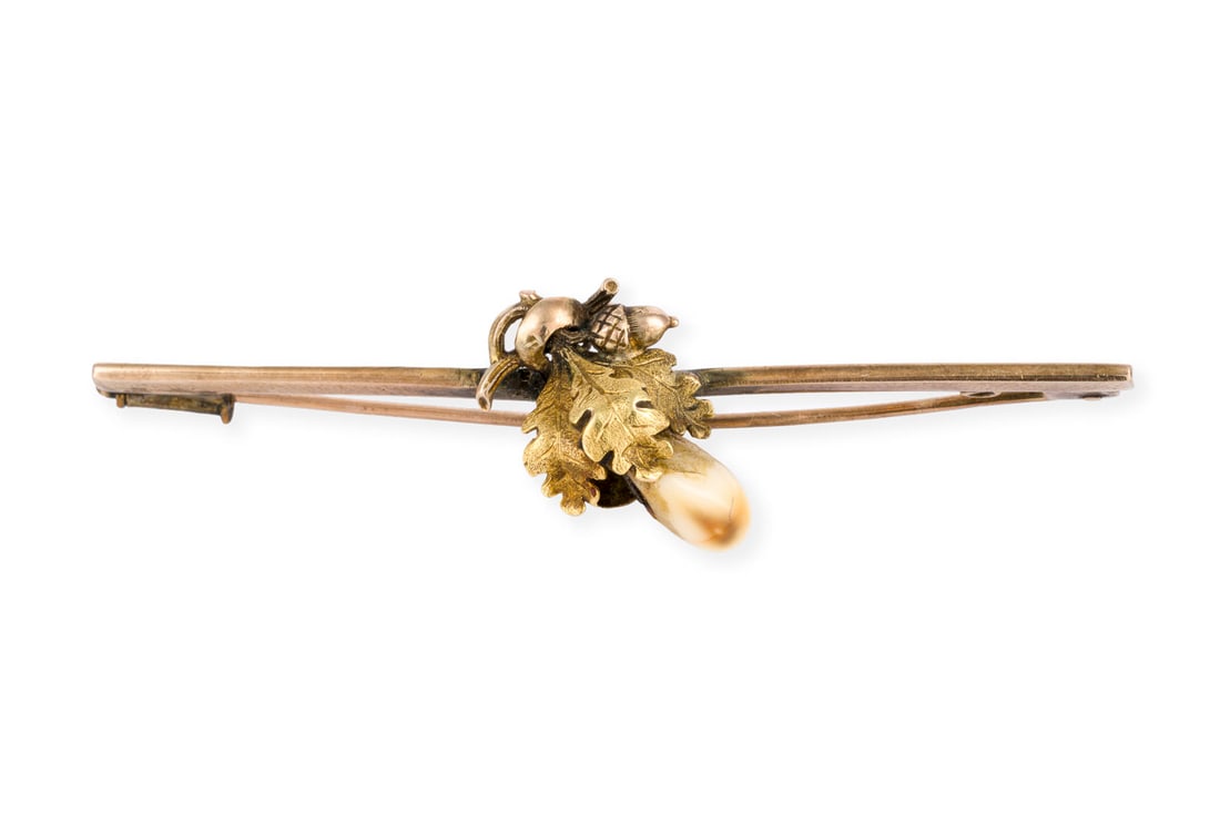 GRANDEL STABBROSCHE: GRANDEL STABBROSCHE GG 585. Masse: L.: ca. 60,3 mm. Ges.-Gew.: ca. 4,9 g. Grandel-Stabbrosche mit Eichenlaub-Verzierung. Grandel lose. Eine Grandel fehlt.