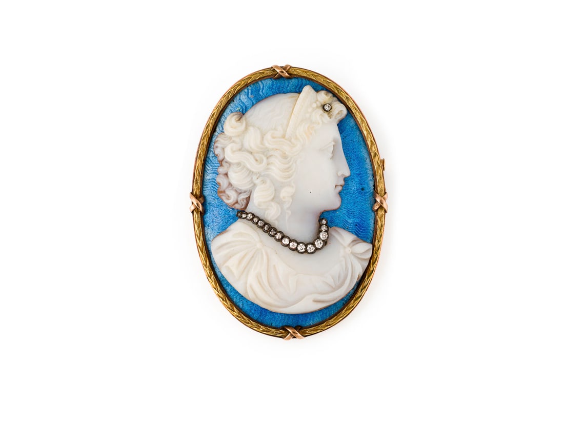 BLAUE KAMEE BROSCHE: BLAUE KAMEE BROSCHE GG 585 (getestet). Masse: ca. 49,5 mm x 35,8 mm. Ges.-Gew.: ca. 26,6 mm. Muschelkamee-Brosche mit der Darstellung einer hoefischen Dame und Diamanten zus. ca. 0.17 ct.
