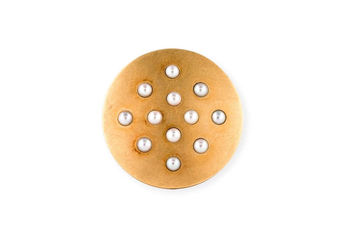 GROssER DESIGN PERLEN RING: GROssER DESIGN PERLEN RING GG 750. Ringmass: ca. 55. D.(Ringkopf): ca. 29,0 mm. Ges.-Gew.: ca. 19,3 g. Mattierter Design-Ring mit breiter, eckiger Ringschiene und einem grossen runden Ringkopf,