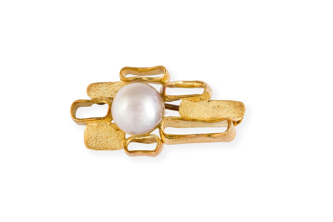 DESIGN PERLEN BROSCHE: DESIGN PERLEN BROSCHE GG 750. Masse: ca. 28,3 x 14,5 mm. Ges.-Gew.: ca. 5,5 g. Brosche bestehend aus geometrischen Ring-Elementen, teilw. mattiert und teilw. poliert, besetzt mit einer Perle. D.(Perle