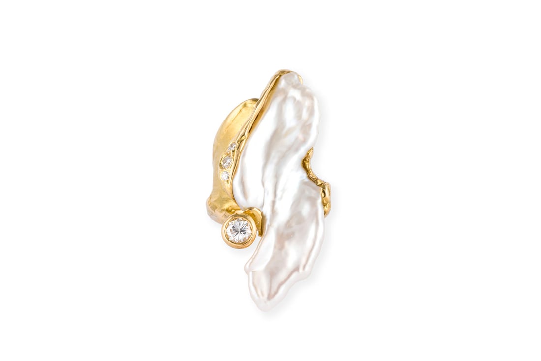 BAROCKPERLEN DESIGN RING: BAROCKPERLEN DESIGN RING GG 750. Ringmass: ca. 52. Ringkopfmasse: ca. 40,7 x 17,9 mm. Ges.-Gew.: ca. 14,5 g. Ring, besetzt mit einer grossen Barockperle und Brillanten zus. ca. 0.35 ct. H/VVS-VS.