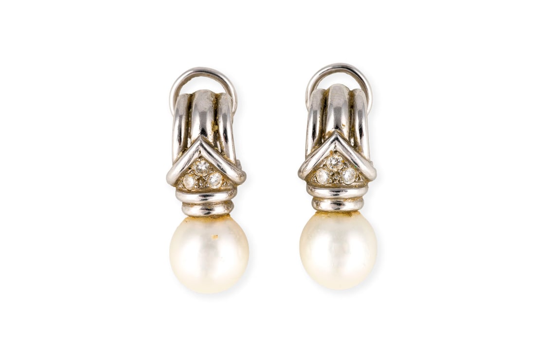 PERLEN CLIPSTECKER: PERLEN CLIPSTECKER WG 750. Masse: ca. 25,3 x 9,8 mm. Ges.-Gew.: ca. 12,9 g. Ohr-Clipstecker, besetzt mit je einer Perle und Diamanten zus. ca. 0.20 ct.