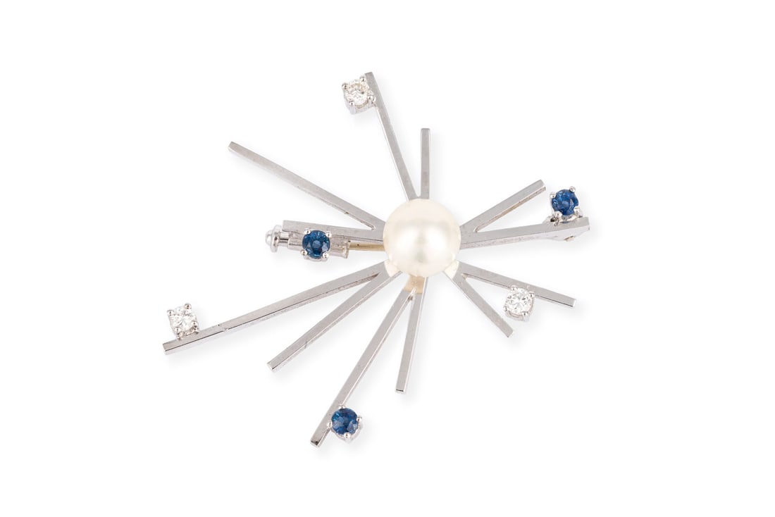 EISFLOCKEN BROSCHE: EISFLOCKEN BROSCHE WG 333 (getestet). Masse: ca. 43,0 x 34,3 mm. Ges.-Gew.: ca. 5,3 g. Brosche in Form einer abstrakten Eisflocke, besetzt mit einer zentralen Perle (D.: ca. 7,5 mm), sowie 3 kleinen